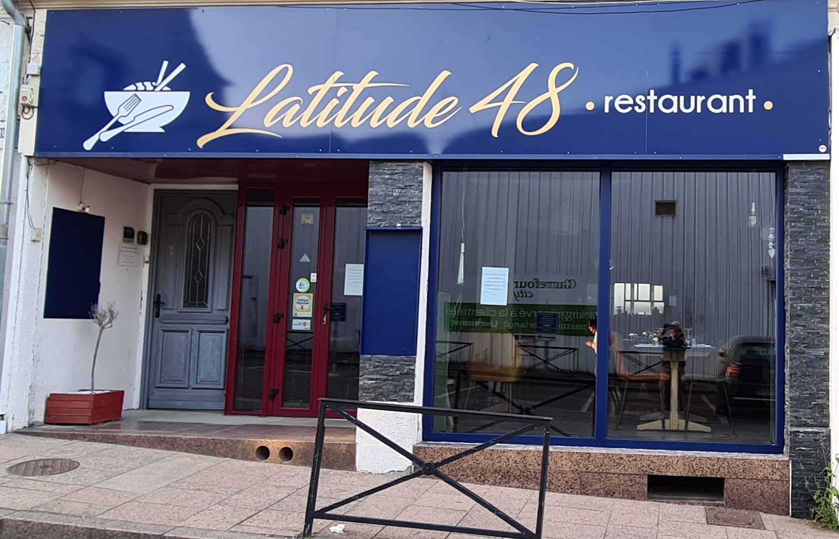 latitude 48 · Photos 1